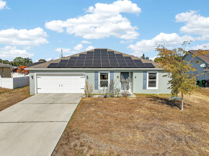 Property Photo:  325 SW Ray Avenue  FL 34983 