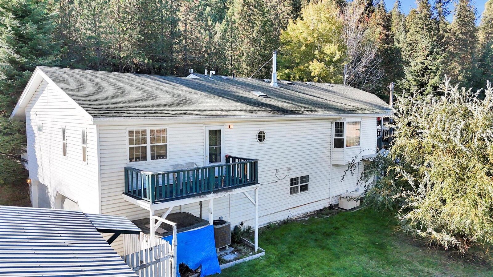 Property Photo: 11224 N Honeymoon Bay Rd WA 99025