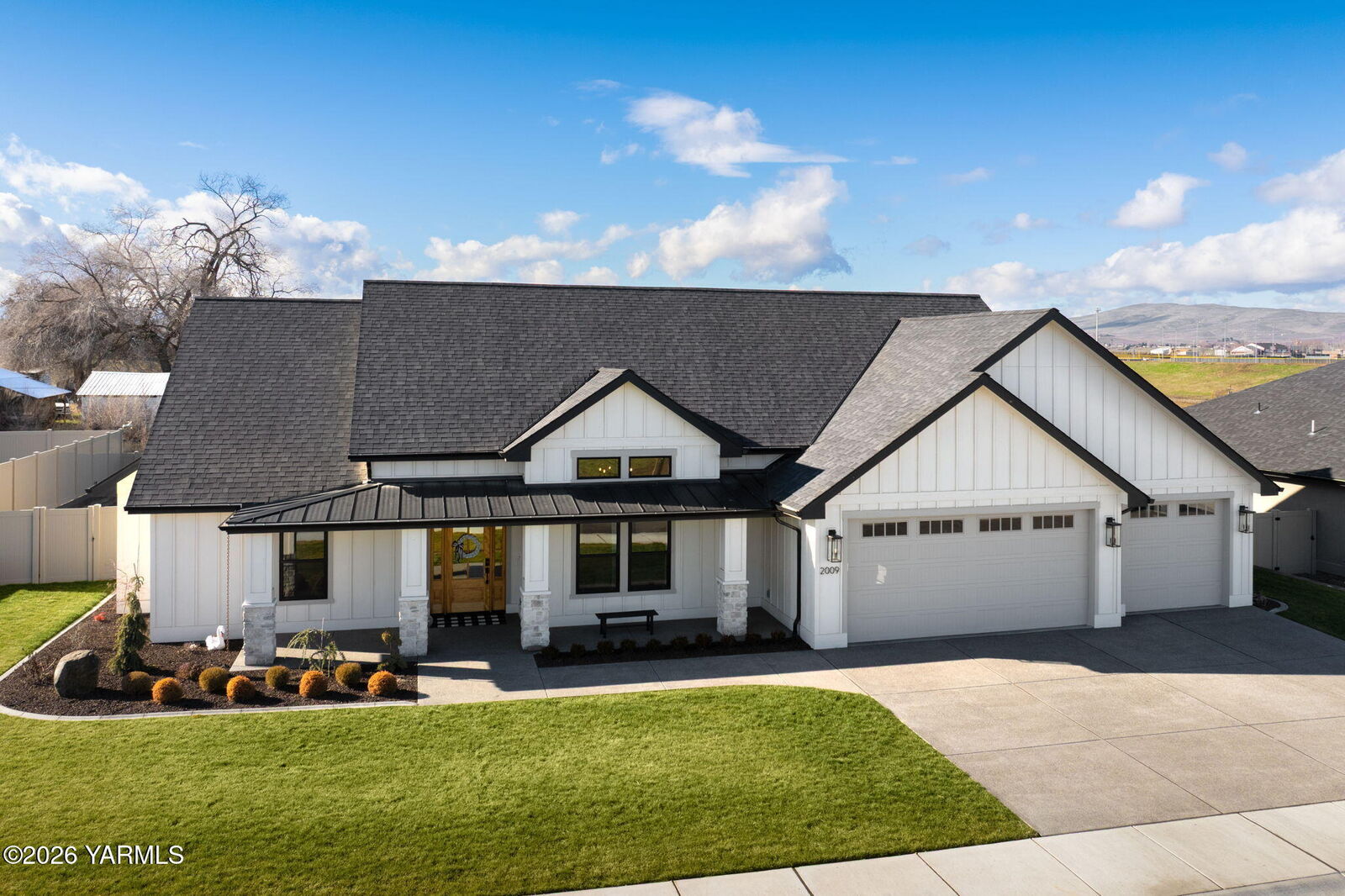 Property Photo:  2009 S 94th Ave  WA 98903 