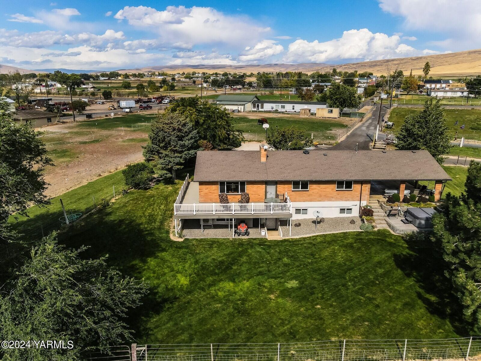 Property Photo:  1390 Gibson Rd  WA 98942 