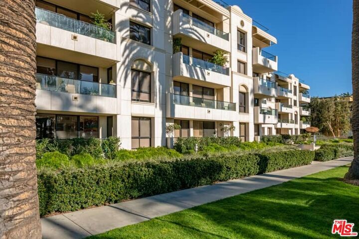 Property Photo:  701 Ocean Ave  CA 90402 
