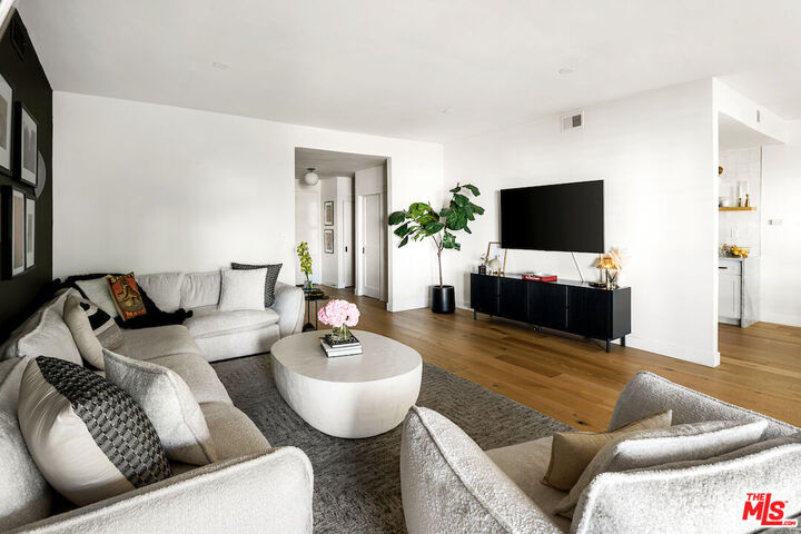 Property Photo:  651 Wilcox Ave  CA 90004 