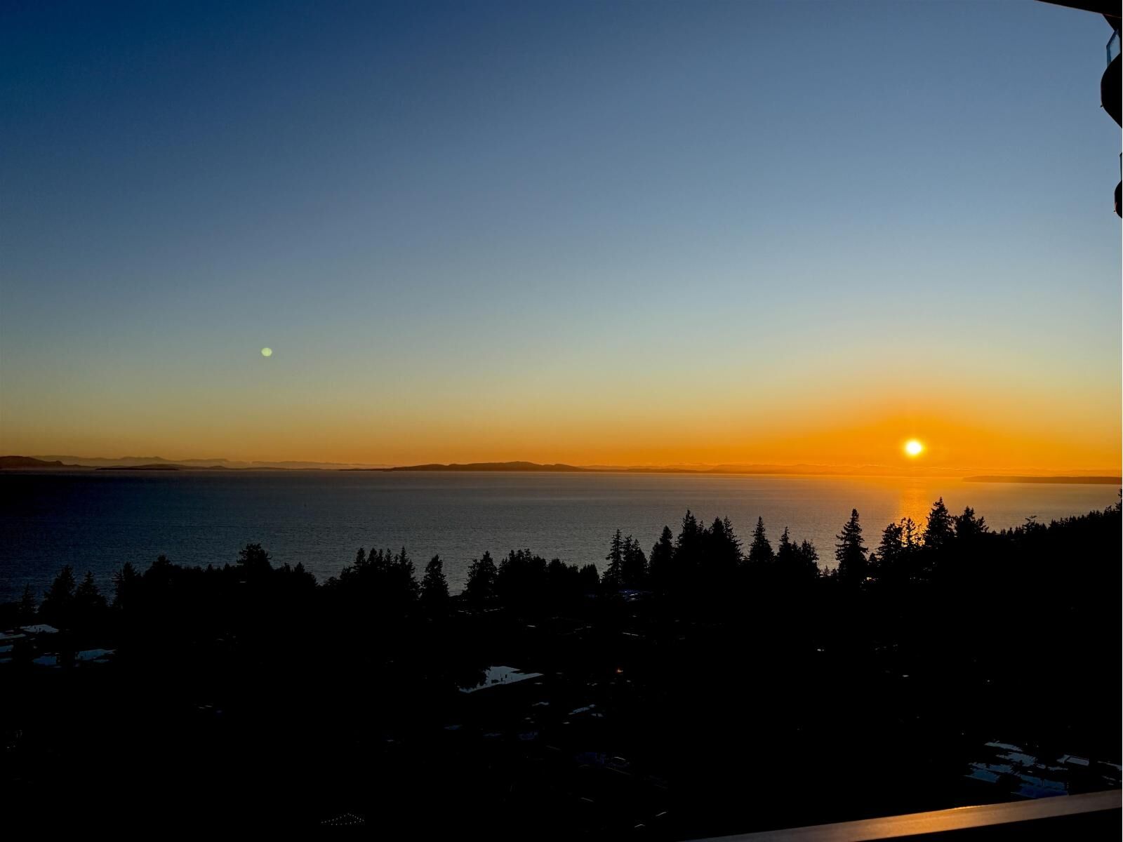 Property Photo:  1501 Foster Street 1403  BC V4B 0C3 