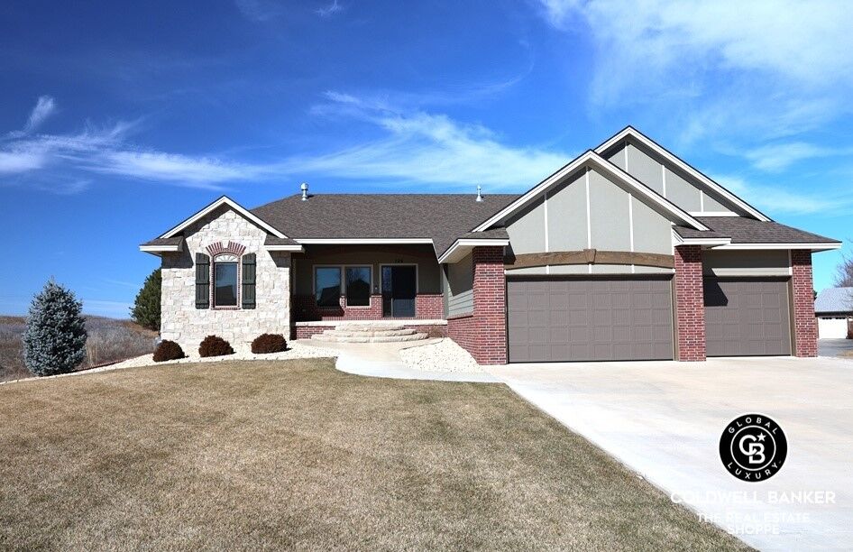Property Photo:  105 Suffolk Court  KS 67846 
