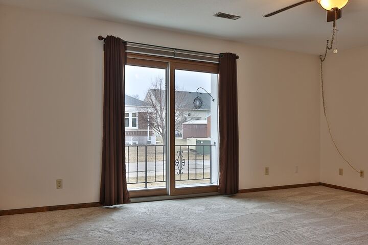 Property Photo: 909 W 1st Street 2 IA 50219