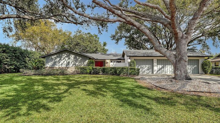 Property Photo: 5331 Dominica Circle FL 34233