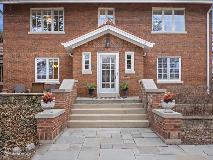 Property Photo:  225 S Stone Avenue  IL 60525 