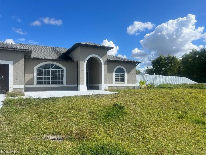 Property Photo:  725 Castlestone Avenue S  FL 33974 