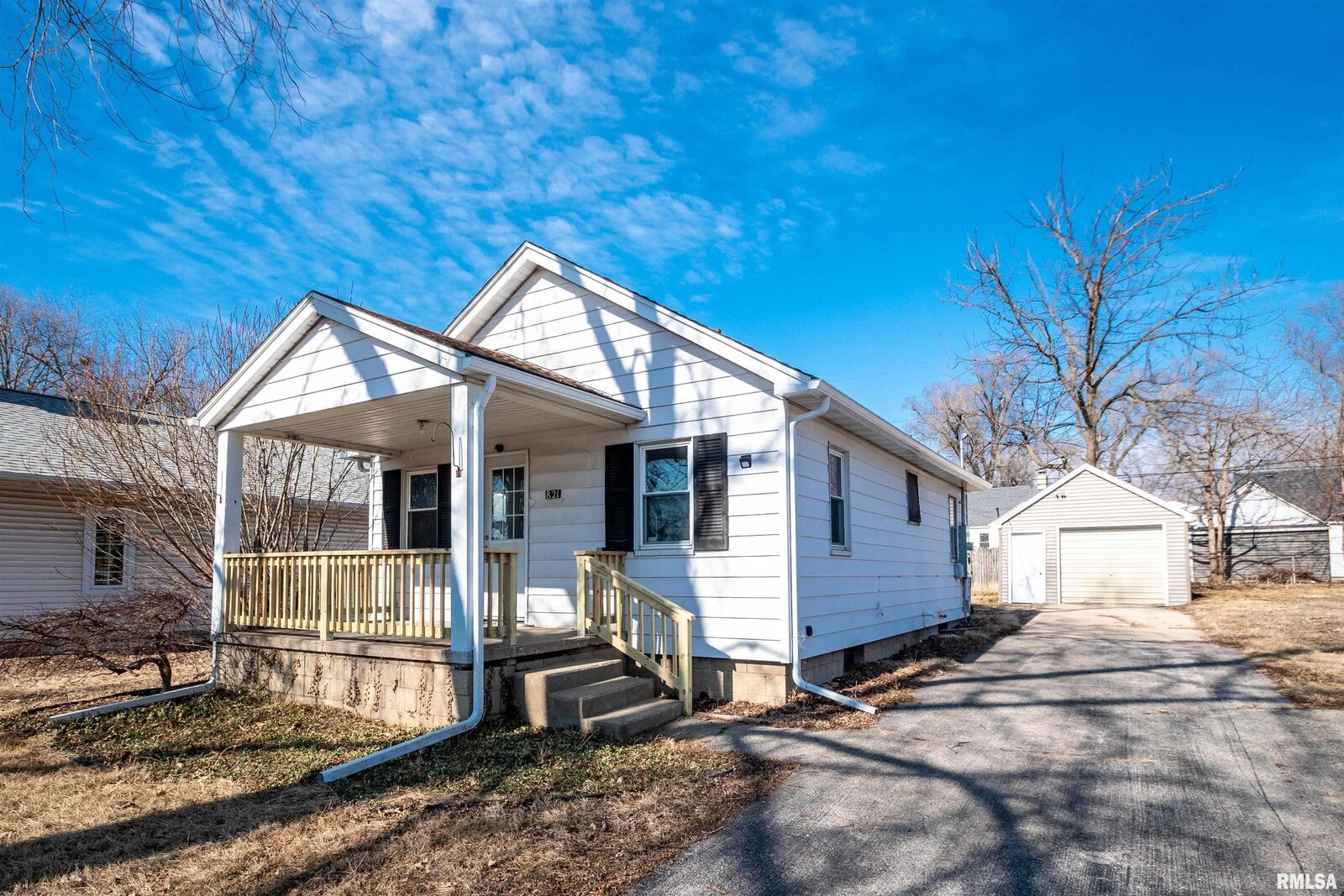 Property Photo:  821 E Wilson Avenue  IL 61616 