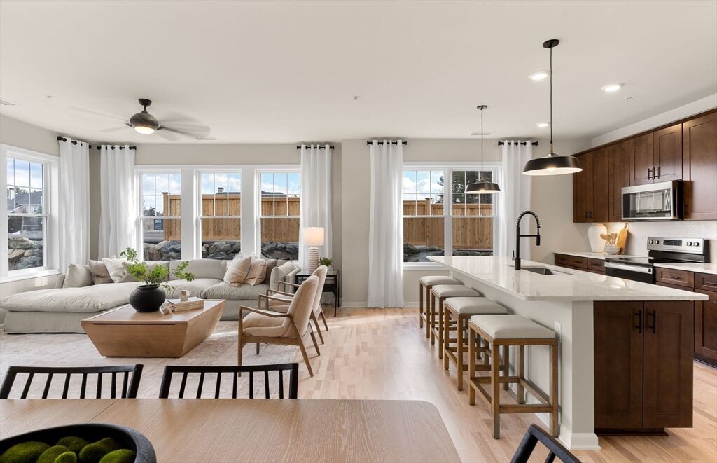 Property Photo:  5 Peters Farm Way 401  MA 01581 