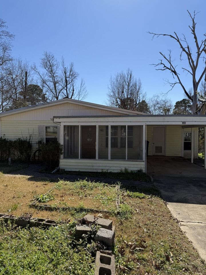 Property Photo: 1301 Oak Dr LA 71446