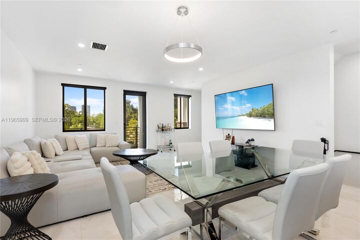 Property Photo: 436 SE 12th Ct FL 33316