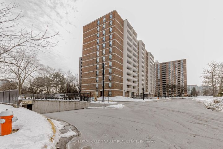Property Photo: 3120 Kirwin Avenue 501 ON L5A 3R2