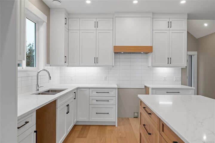 Property Photo: 715 Doehle Ave BC V9P 2V1