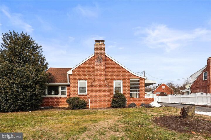 Property Photo: 1314 Canterbury Lane PA 17406