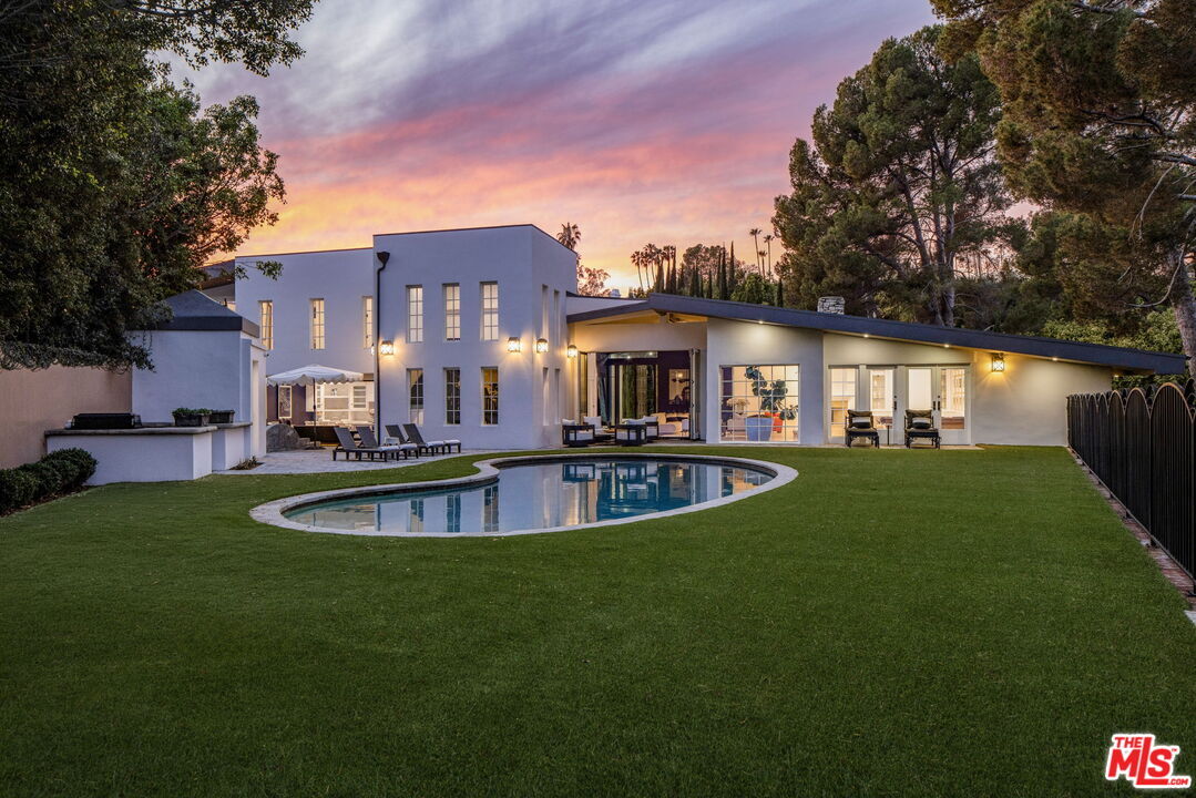 Property Photo:  1100 Pine Dr  CA 90210 