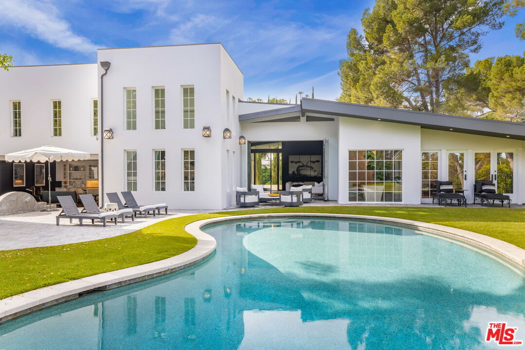 Property Photo:  1100 Pine Dr  CA 90210 