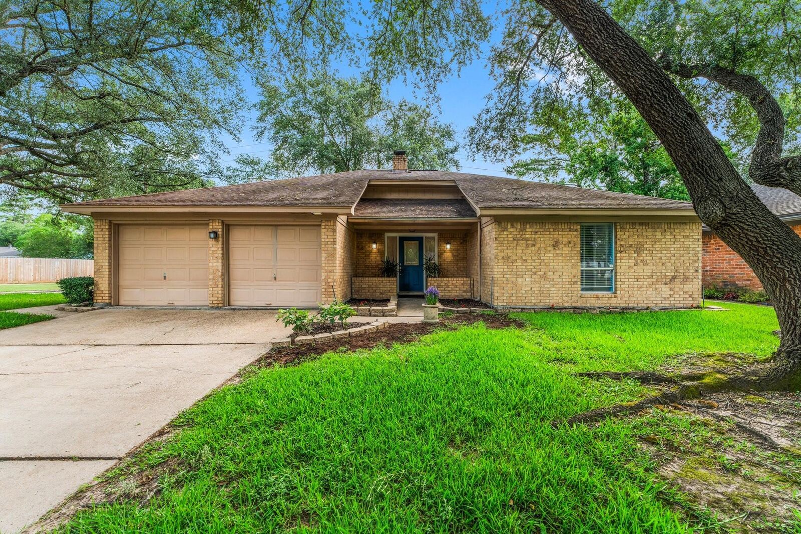 Property Photo: 6103 Sunnygate Drive TX 77373