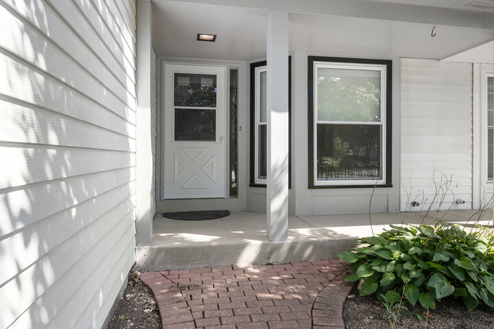 Property Photo: 1103 Southbridge Lane IL 60194