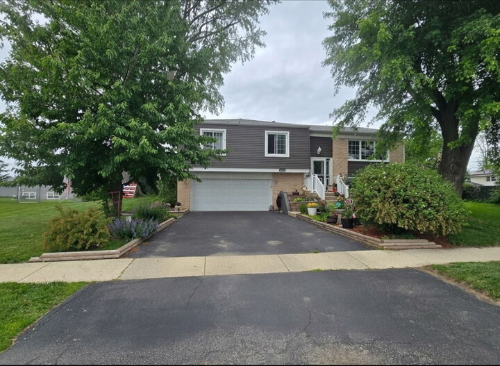 Property Photo:  2208 Hiawatha Parkway  IL 60517 