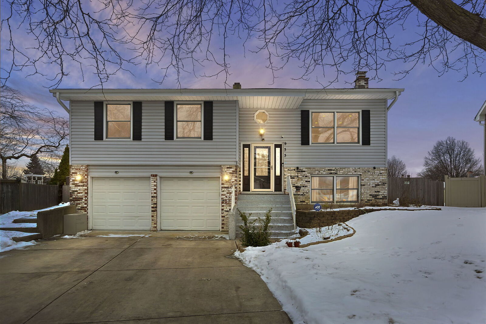 Property Photo: 933 Columbia Court IL 60188