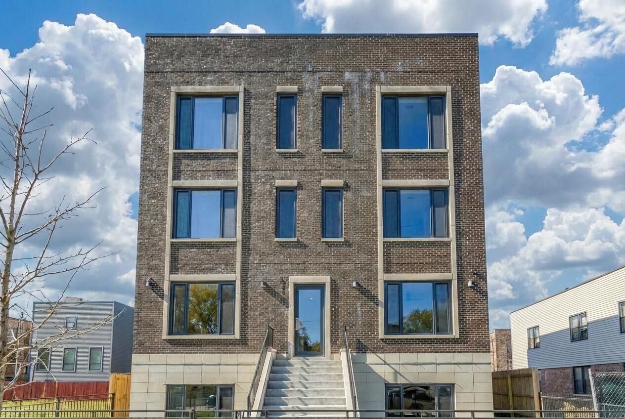 Property Photo: 4846 S Saint Lawrence Avenue 102 IL 60615