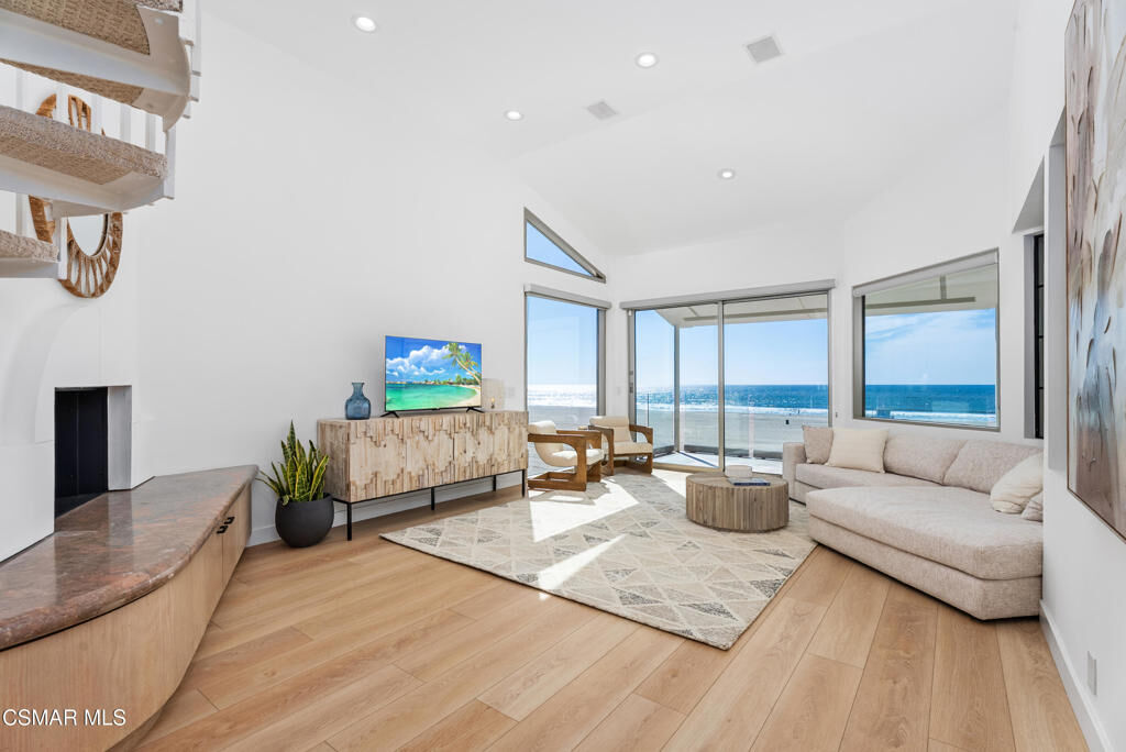 Property Photo:  4 Jib Street 13  CA 90292 