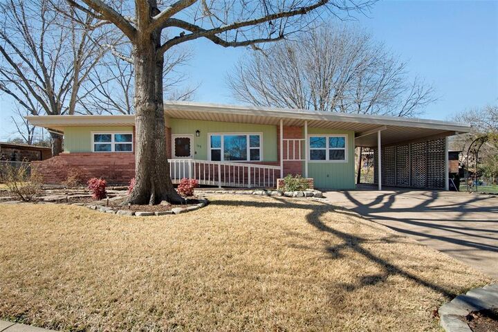 Property Photo:  105 Clinton Drive  TX 76086 