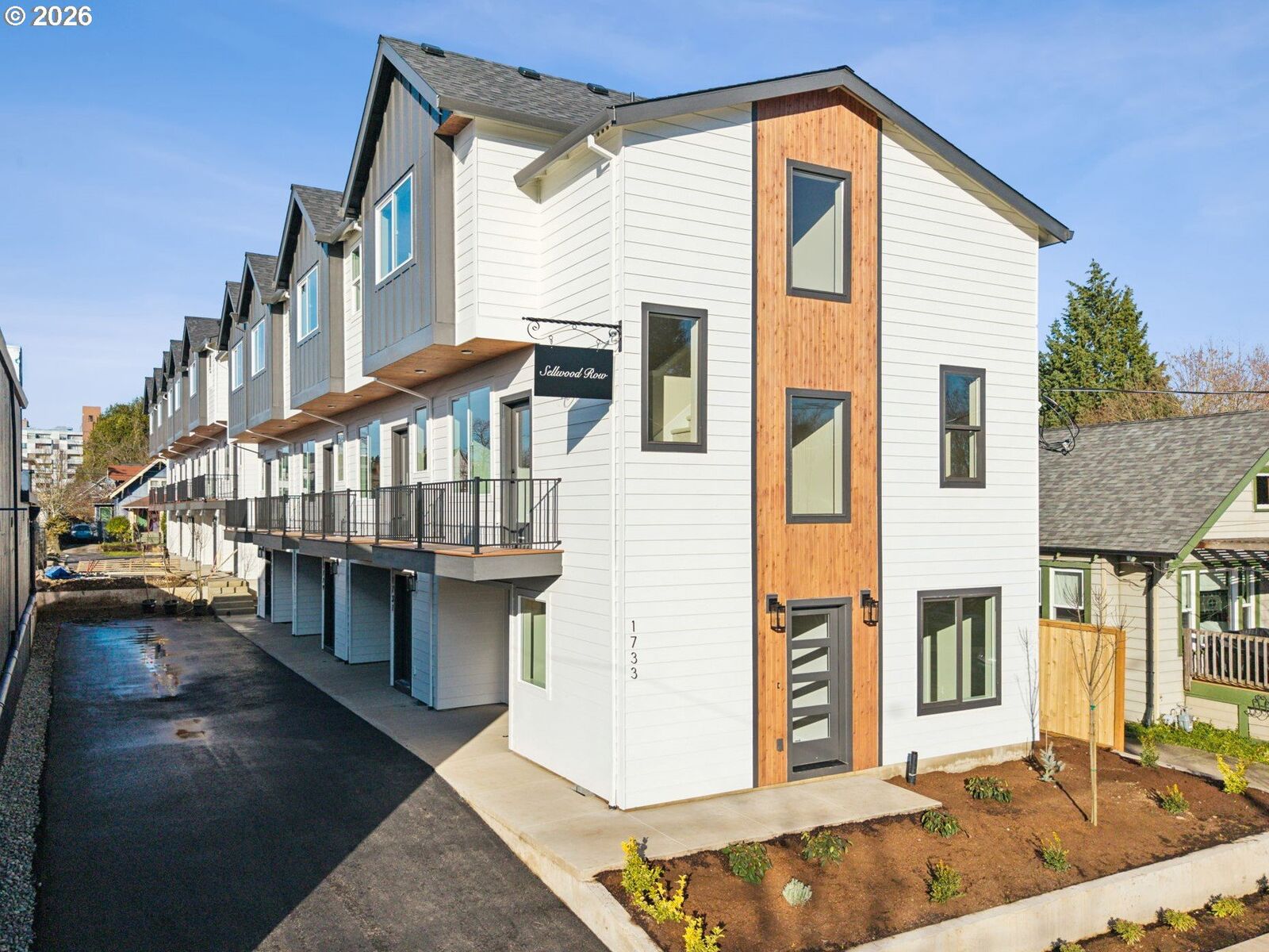 Property Photo:  1722 SE Sherrett St  OR 97202 