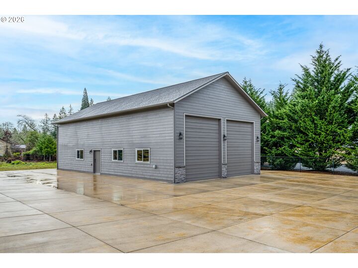Property Photo:  88669 Promise Pkwy  OR 97487 