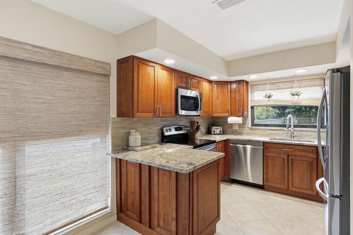 Property Photo:  6750 Eastpointe Pines St Street  FL 33418 