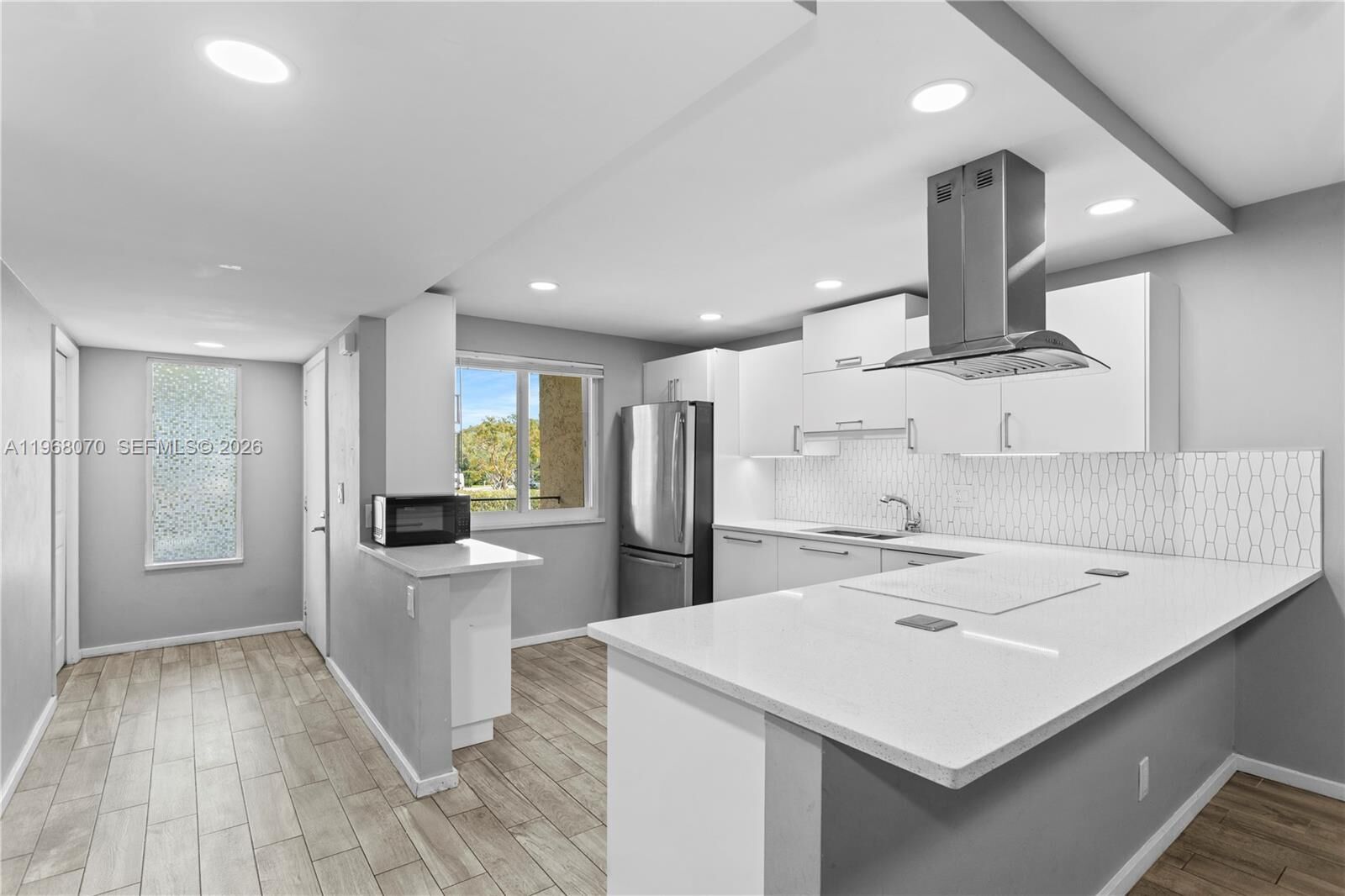 Property Photo:  201 Lakeview Dr 203  FL 33326 