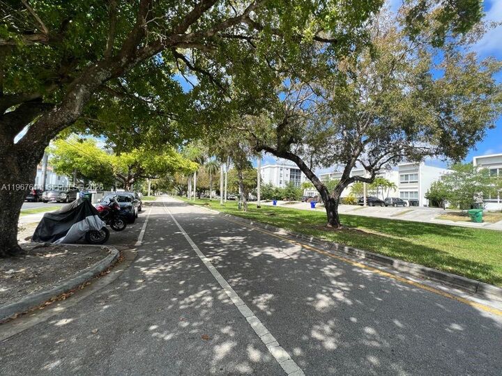 Property Photo: 2430 NE 135th St 105 FL 33181