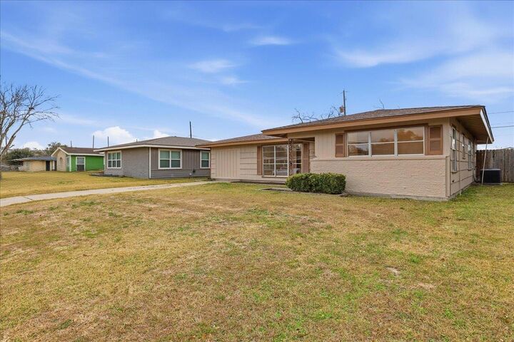 Property Photo: 1520 Longhorn TX 77630