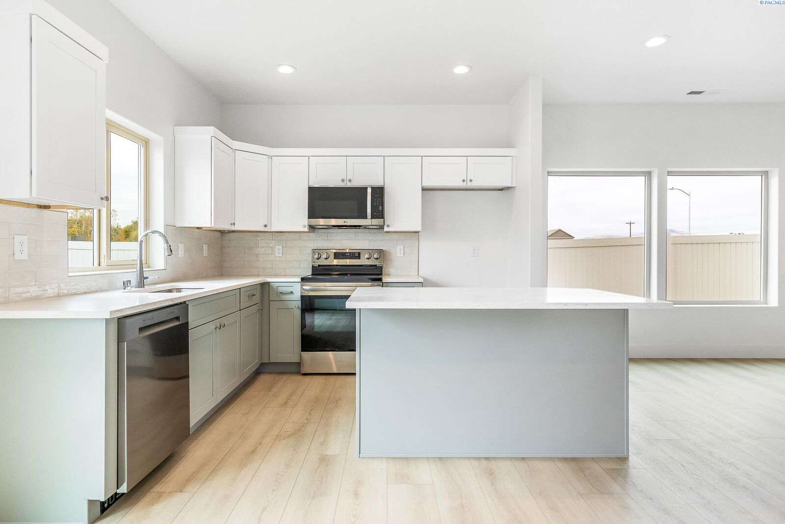 Property Photo:  7487 Grapevine Ct  WA 99353 