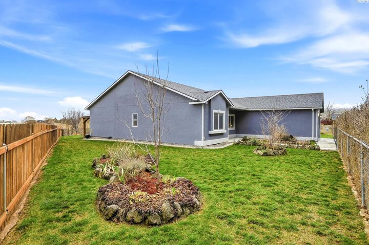 Property Photo: 260 E 45th Ave WA 99337