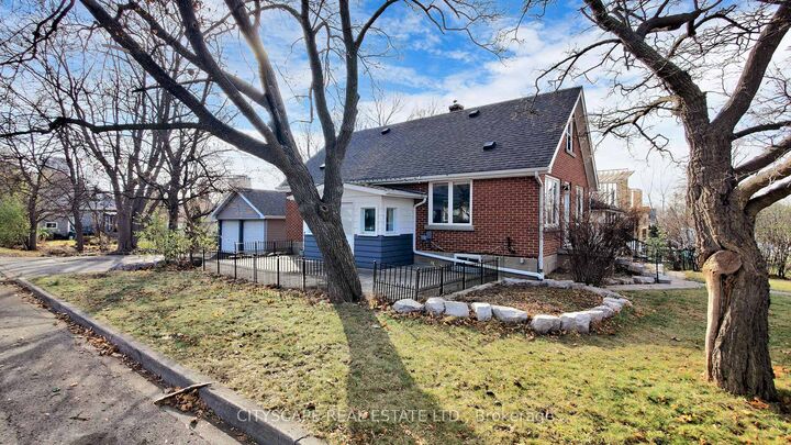 Property Photo:  39 Woodward Avenue  ON L6V 1K2 
