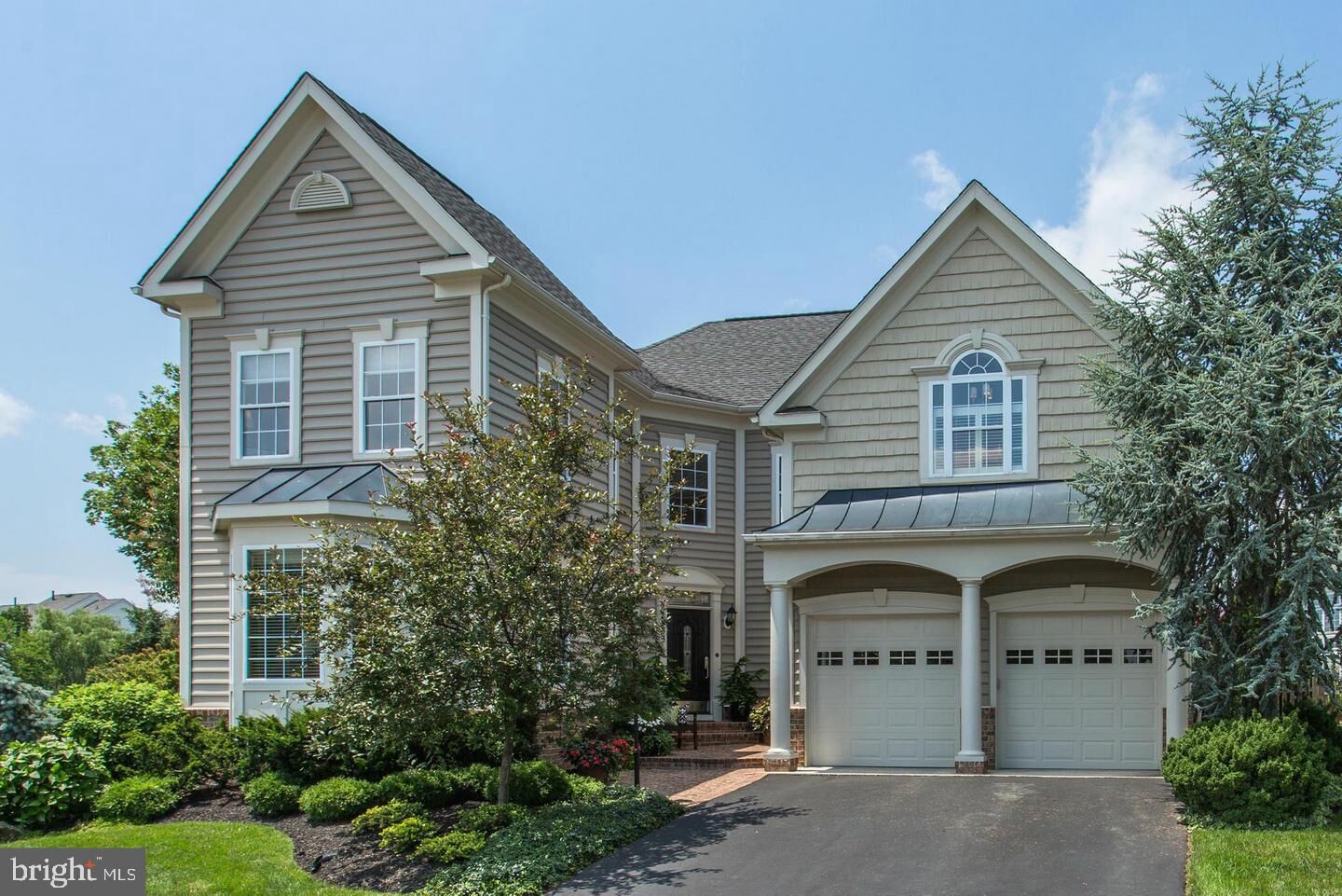 Property Photo: 22833 Highcrest Circle VA 20148