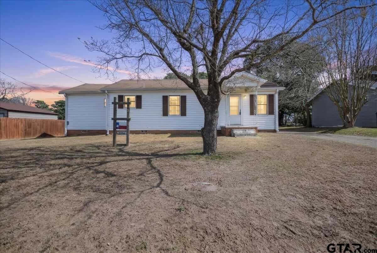 Property Photo: 1706 Baxter Ave TX 75602