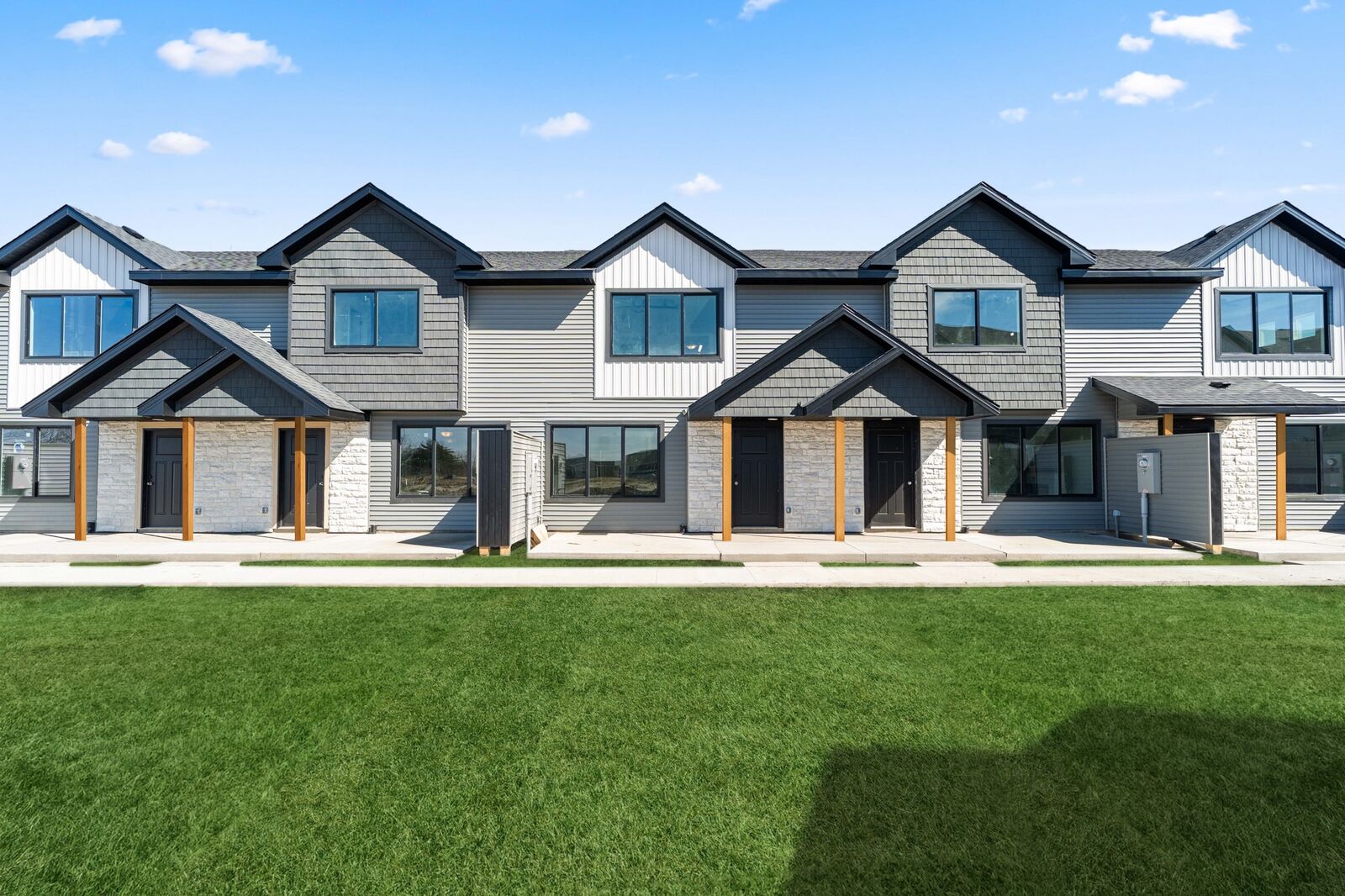 Property Photo:  596 NE Hart Lane  IA 50021 