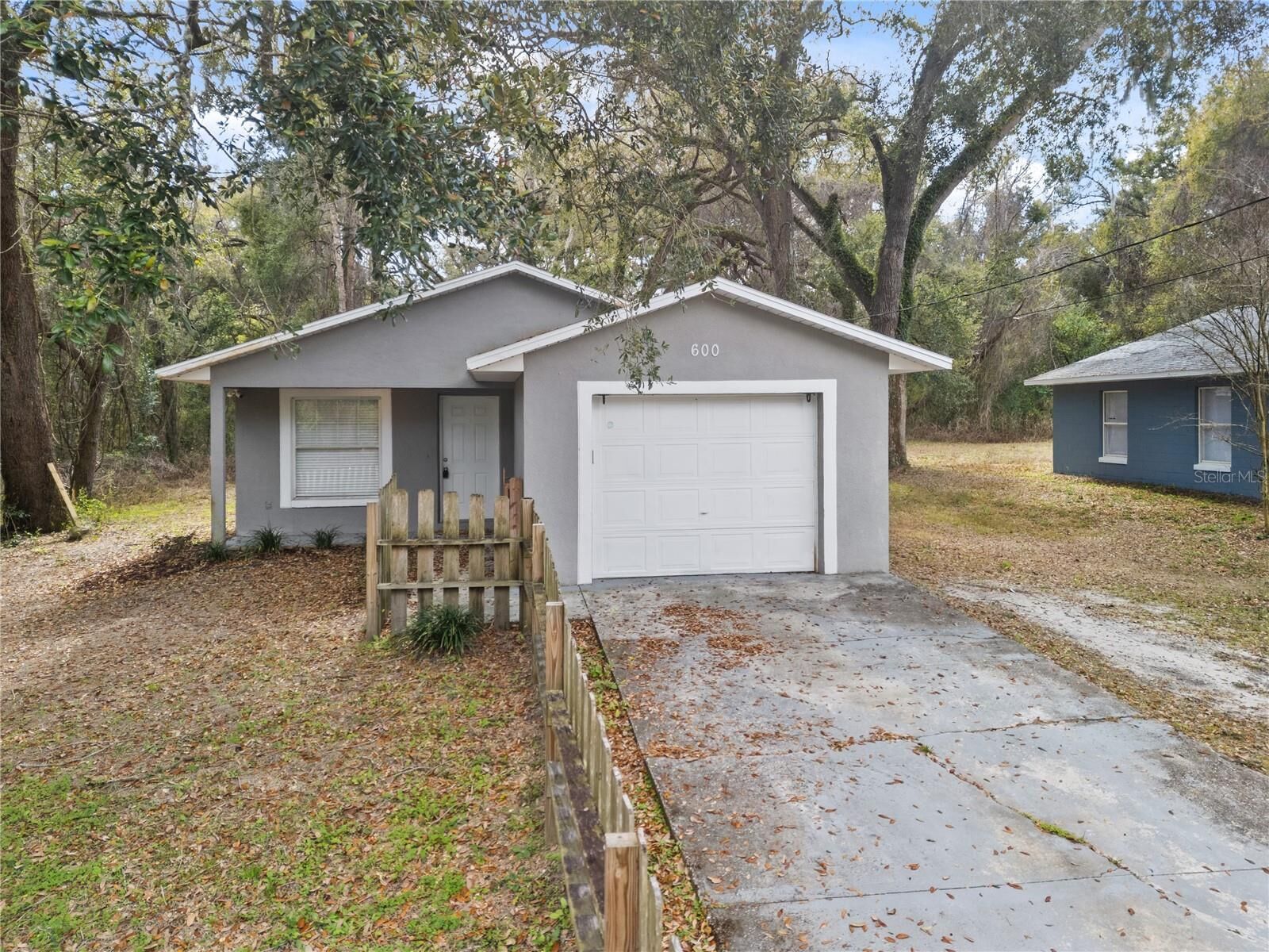 Property Photo:  600 W Clarke Street  FL 34785 