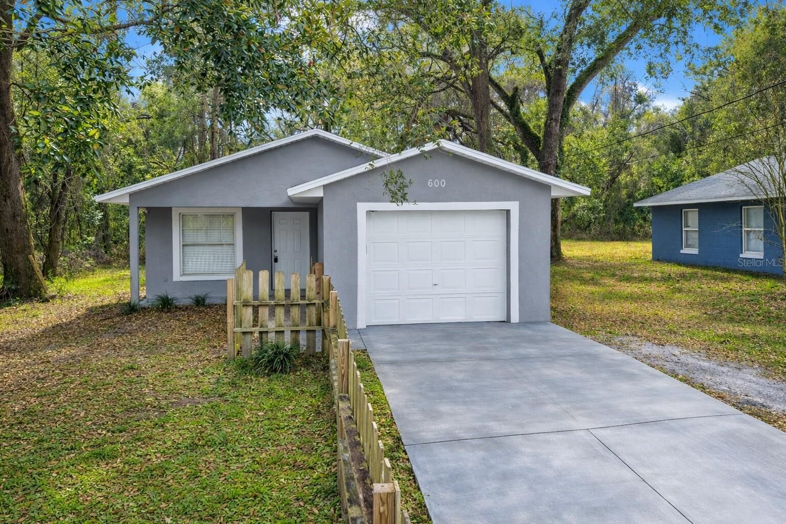 Property Photo:  600 W Clarke Street  FL 34785 