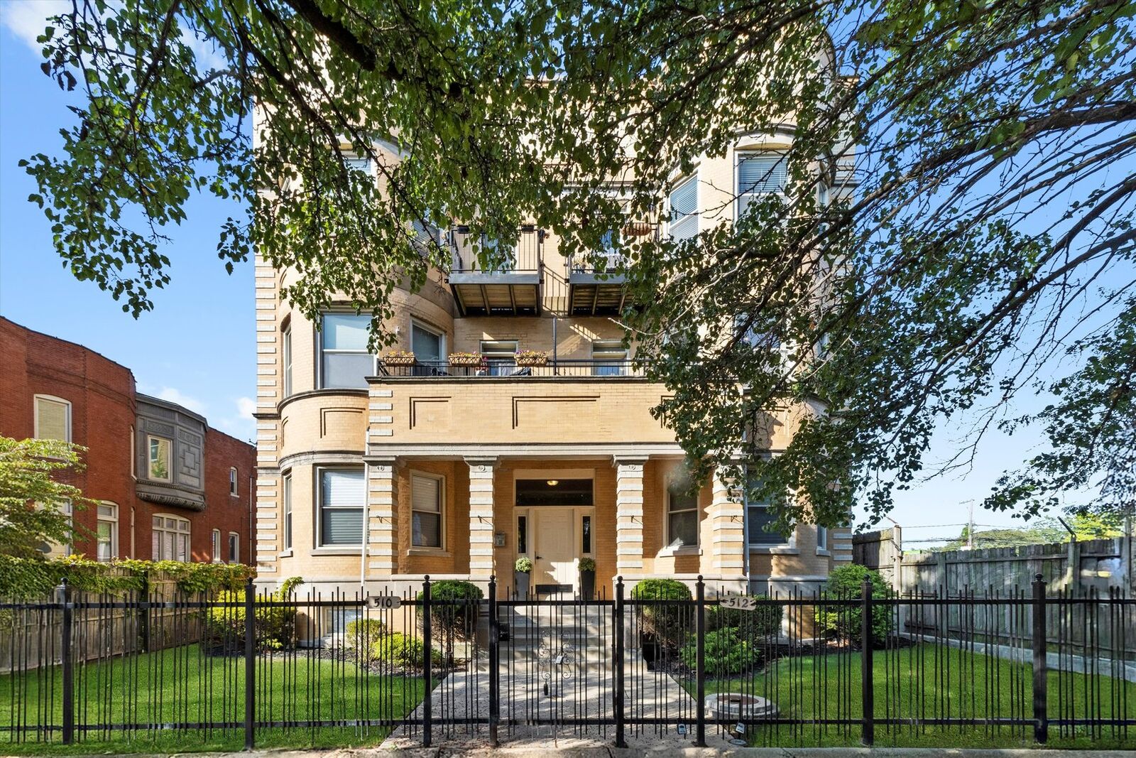 Property Photo: 512 E Oakwood Boulevard 2 IL 60653