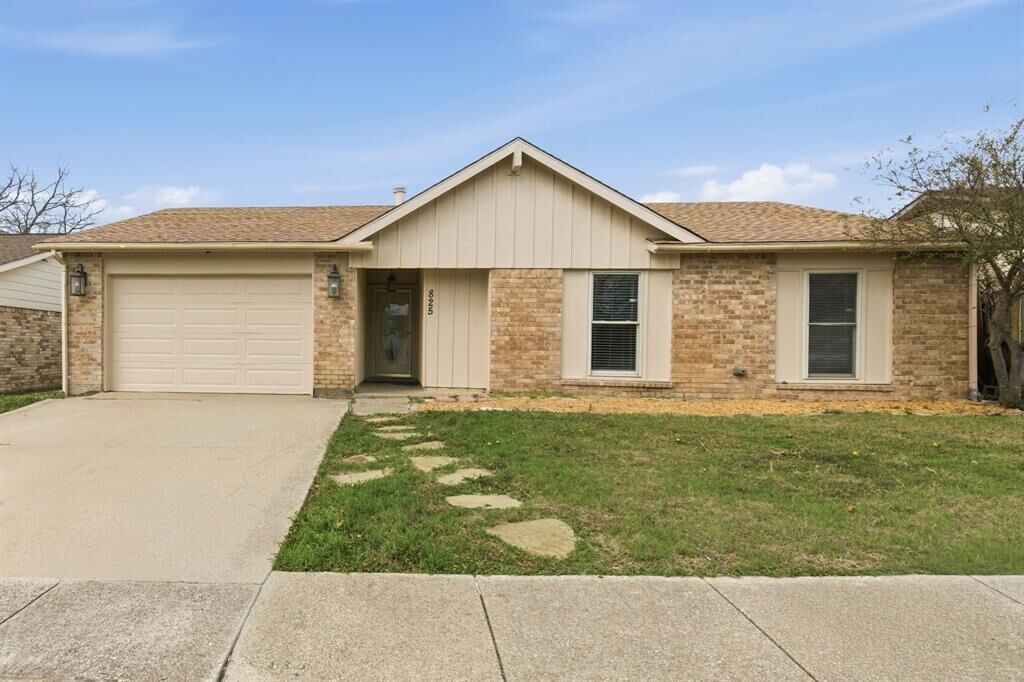 Property Photo:  825 W Embercrest Drive  TX 76017 