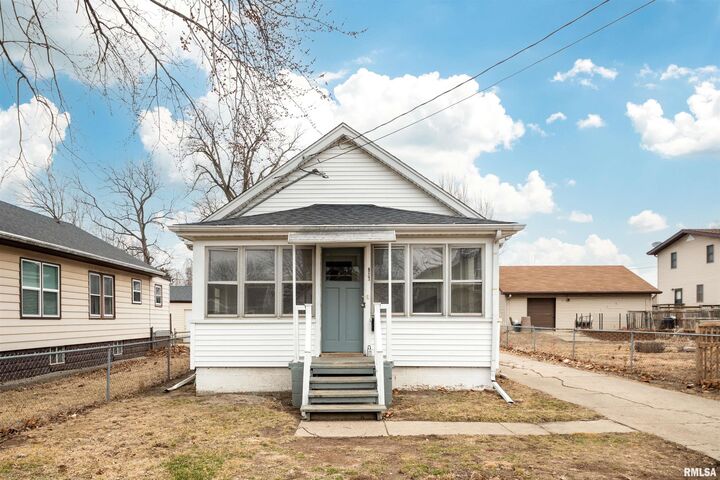 Property Photo:  911 E Moneta Avenue  IL 61616 