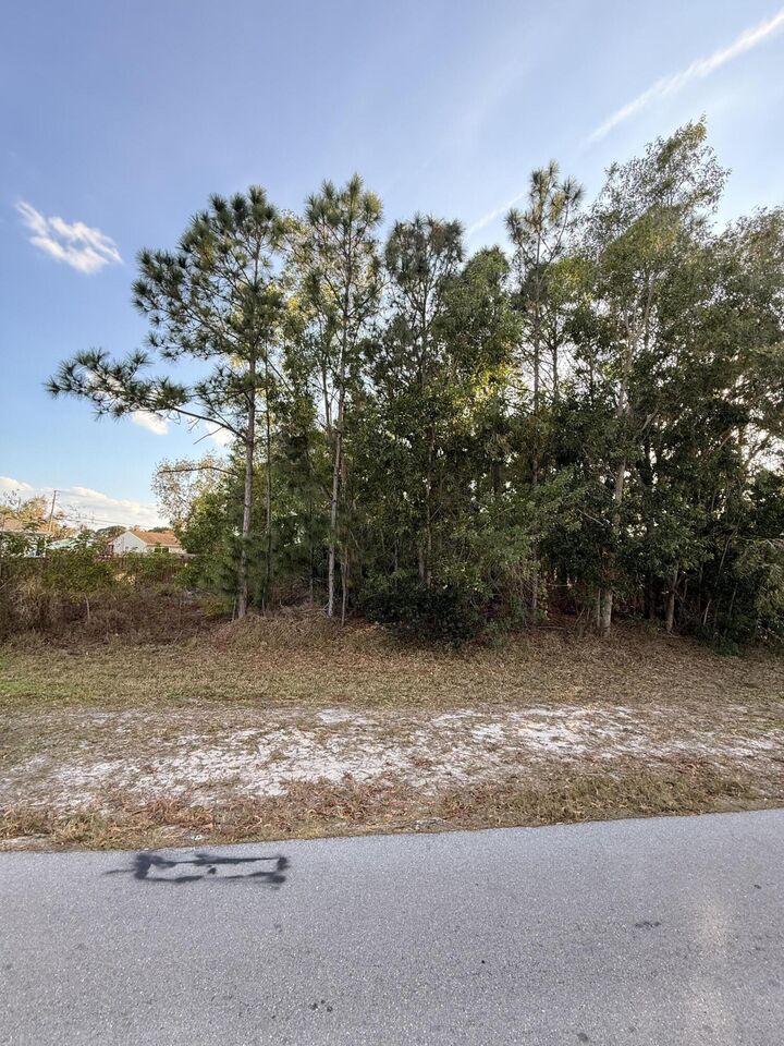 Property Photo:  2112 SE Heathwood Circle  FL 34952 