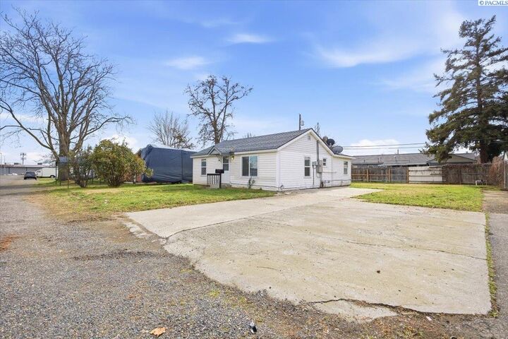 Property Photo:  1503 W 4th Pl  WA 99336 