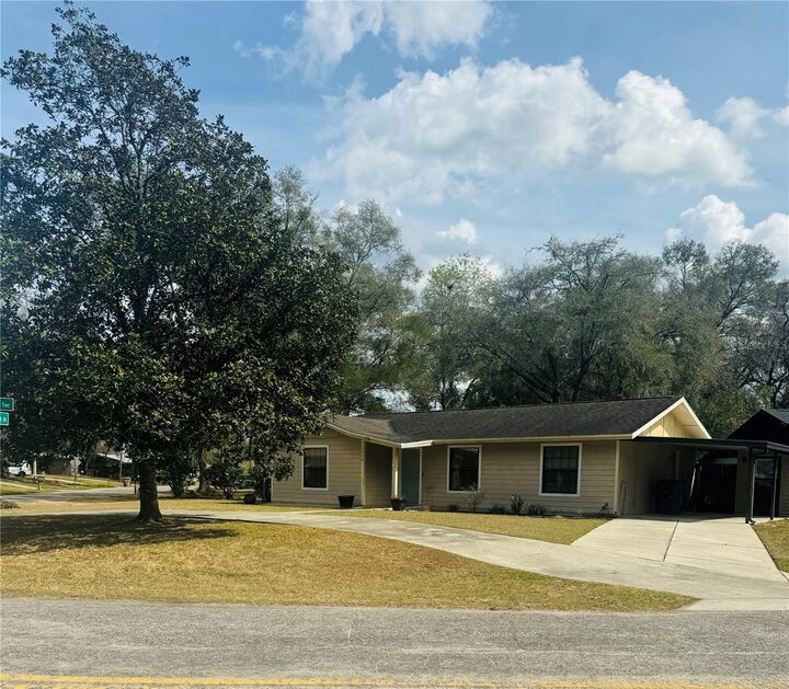 Property Photo: 1724 NE 30th Street FL 34479
