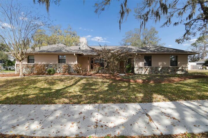 Property Photo:  1509 Teakwood Drive  FL 33563 
