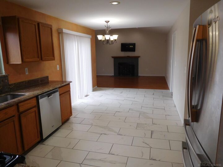 Property Photo: 2000 Twin Sun Circle MI 48390